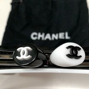 CHANEL 🖤 RARE Vintage Lucite Acrylic Black 🖤White Kiss 💋 Lock Mini CC Clutch